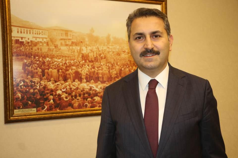 <div>Sulusokak bölgesinde o dönemde 15 hanın bulunduğunu belirten Tokat Belediye Başkanı Eyüp Eroğlu, "Bu bölgede 3 tane hamam var. Birbirine çok yakın. O dönemde buralardaki insanların ihtiyacını gidermek için de bir hela yapılmış. İsmi de 'Sık dişini helası' olarak günümüze ulaşmış.</div>
