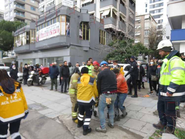 <p>Kadıköy'de Dudullu-Bostancı metro inşaatında çalışan bir işçi kum yüklediği sırada dengesini kaybederek  25 metre yükseklikten kullandığı  iş makinesi ile birlikte metro inşaatına düştü. </p>
