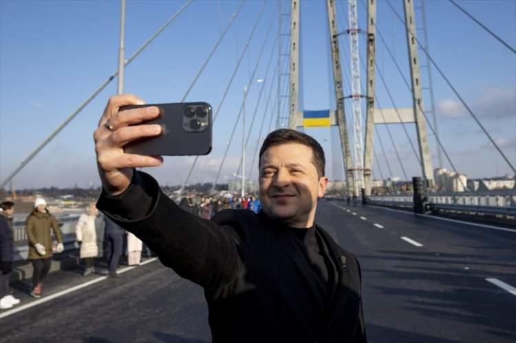 <p>Ukrayna Devlet Başkanı Vladimir Zelenskiy, Türk şirketi tarafından inşa edilen, ülkenin en büyük köprüsünün açılışını yaptı.</p>
