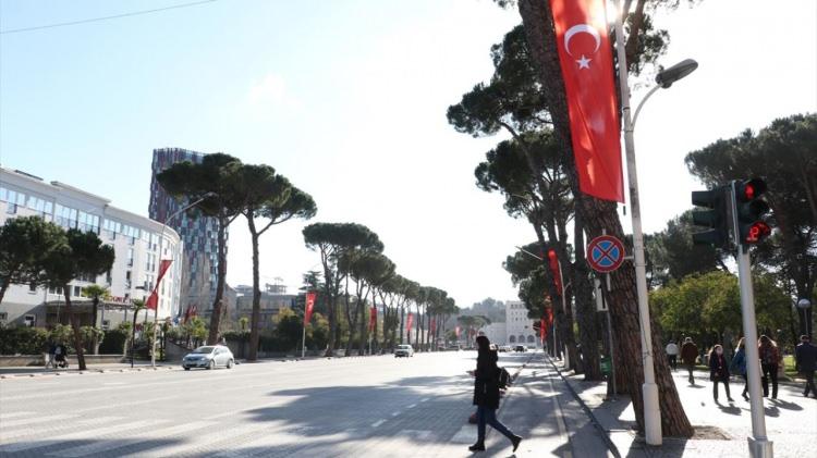 <p>Ziyaret öncesi başkent Tiran caddeleri, Türk ve Arnavutluk bayraklarıyla donatıldı.</p>
