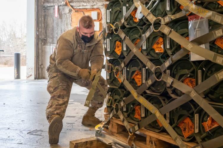 <p>Geçtiğimiz günlerde İngiltere, Kiev yönetimine bağlı askerlere anti tank mühimmatı gönderirken, benzer bir destek Washington'dan geldi.</p>