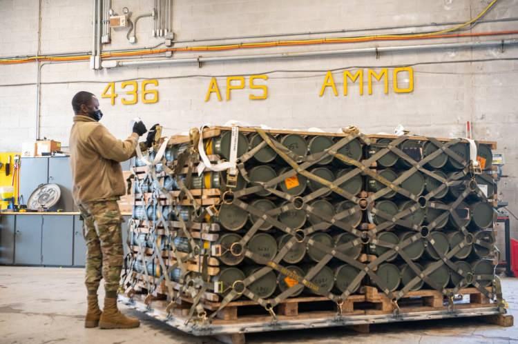 <p>ABD Ordusu tarafından paylaşılan videoda Dover Hava Üssü’nde bulunan Amerikan askerlerinin Ukrayna’ya yönelik Javelin tanksavar sistemi teslimatı için paletleri uçaklara yüklediği görülüyor.</p>