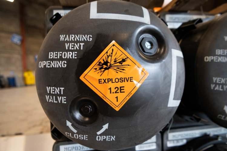 <p>ABD Hava Kuvvetlerine bağlı 436. filoda gerçekleştirilen sevkiyat hazırlığında ABD'li askerlerin Anti-Tank mühimmatını, Ukrayna'ya göndermeye hazır hale getirdiği görülüyor. </p>