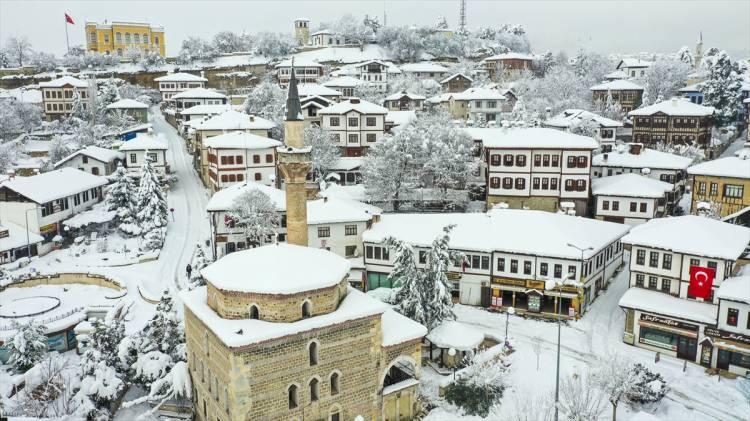 <p>Tarihi ilçedeki Osmanlı döneminden kalma han, hamam, cami, çeşme ve konaklar kar yağışıyla beyaz örtüyle kaplandı.</p>
<p> </p>