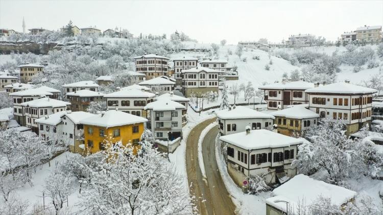 <p>Tarihi yapılar, ilçeye hakim tepedeki Hıdırlık Seyir Terası'ndan bakanlara güzel manzara sundu.</p>