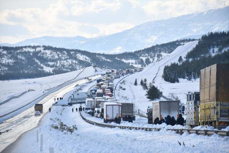 <p><strong>Kar yağışı nedeniyle trafiğe kapanan TAG Otoyolu</strong></p>
<p>Gaziantep Büyükşehir Belediye Başkanı Fatma Şahin, kar yağışı nedeniyle trafiğe kapanan Tarsus-Adana-Gaziantep (TAG) Otoyolu'nun Nurdağı kısmının akşama doğru açılacağını söyledi.</p>
<p> </p>