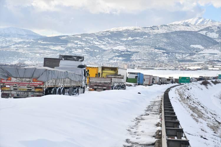 <p>161 iş makinesi, 600 personelle çalıştıklarını anlatan Şahin, "Hamdolsun sabah hemşehrilerimiz uyandığında şehirde sıkışma noktaları açılmıştı, ana arterler temizlenmişti. </p>
<p> </p>