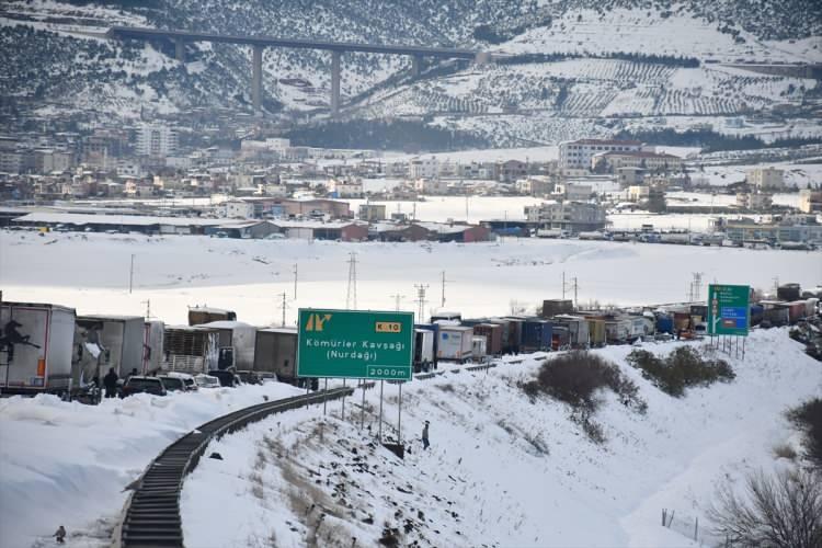<p><strong>- "Yalan haberlere itibar etmesinler"</strong></p>
<p>Hem belediye ekiplerinin hem jandarmanın Gaziantep Valiliği koordinasyonunda ekmekten çorbaya kadar acil ihtiyaçları karşıladığını ifade eden Şahin, şu bilgileri verdi:</p>
<p> </p>