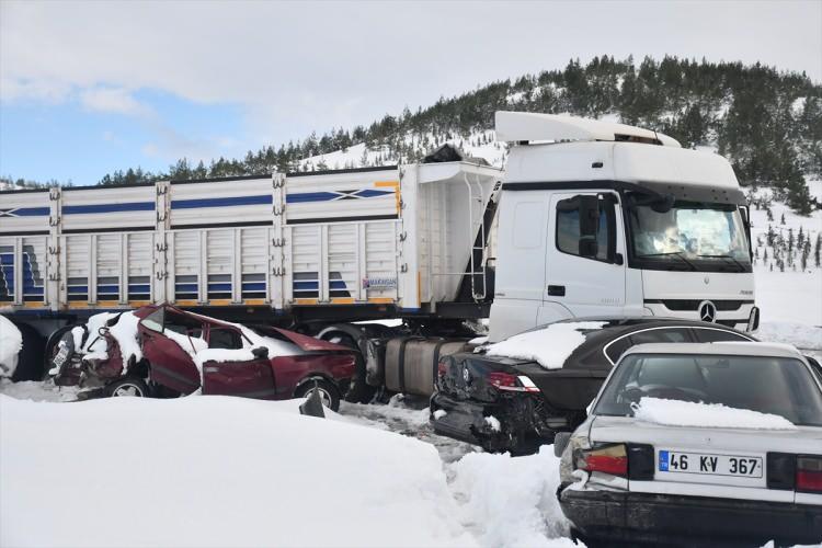 <p>Devletten gelen bilgiler üzerine hareket etsinler. İnşallah akşama doğru bu yolu tamamen açmış olacağız."</p>