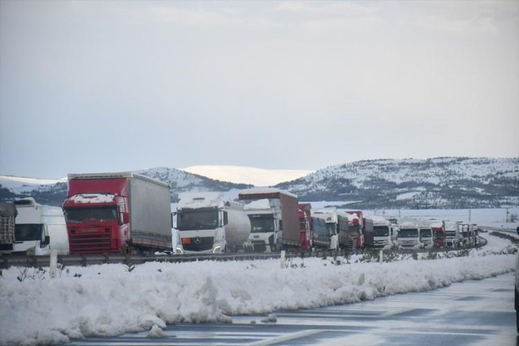 <p>"Çok az kaldı, yaklaşık 1 kilometre var. Öndeki makas atan tır kalktığında seri bir şekilde yol açılacak. Hemşehrilerimize geçmiş olsun diyorum.</p>