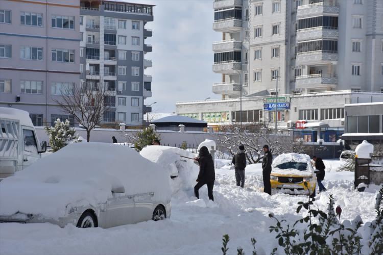 <p>Gece boyu süren çalışmalarla ana arterlerin büyük çoğunluğu araç ulaşımına uygun hale getirildi.</p>