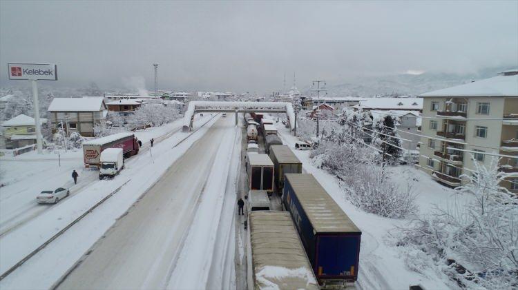 <p><strong>Bolu Dağı Tüneli geçişinde karda kayan araçlar ulaşımı aksatıyor</strong></p>
<p>Bolu Dağı Tüneli geçişinde karda kayan araçlar nedeniyle Anadolu Otoyolu'nda ulaşımda aksamalar yaşanıyor.</p>
<p> </p>