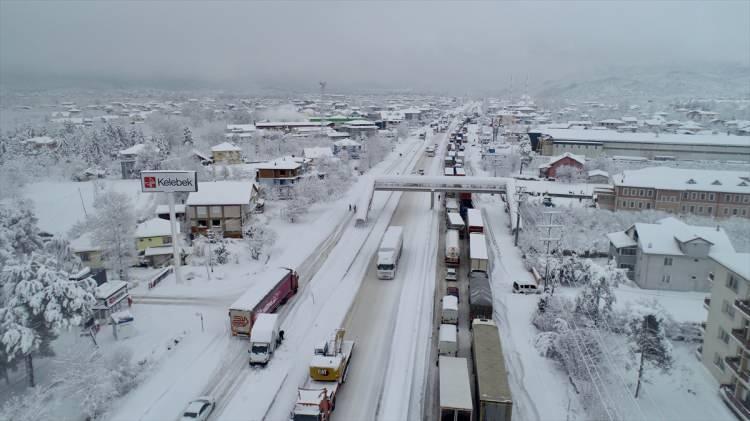 <p>Bölgede kar yağışı etkisini artırarak devam ediyor.</p>
<p>Otoyolun Sarıçökek 1. viyadük mevkisinde kar yağışı bazı araçların yolda kaymasına neden oluyor.</p>
<p> </p>