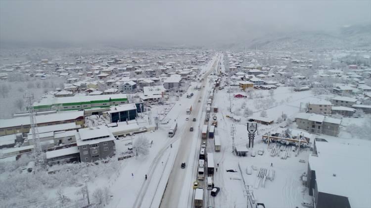 <p>Karayolları ekipleri zaman zaman Anadolu Otoyolu'nda her iki yönde trafik akışını keserek araçların kaldırılması için çalışma yürütüyor.</p>
<p> </p>
