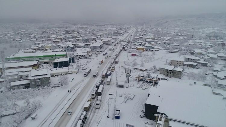 <p>Ekipler, güzergahta kar küreme ve tuzlama çalışması da yapıyor.</p>
<p> </p>