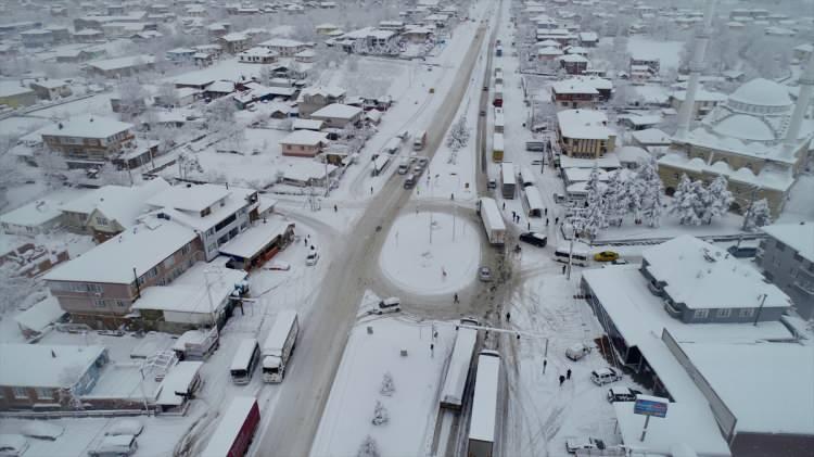 <p>Otoyoldan geçişlerine izin verilmeyen ağır tonajlı araçlar, bekleme alanlarına yönlendiriliyor. Bu araçların D-100 kara yolunu kullanması nedeniyle de Kaynaşlı-Düzce arasında uzun araç kuyruğu oluştu.</p>
