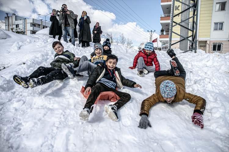<p><strong>Okulların tatil edildiği Hatay`da çocuklar karın tadını çıkardı</strong></p>
<p>Hatay'da olumsuz hava koşulları nedeniyle okulların tatil edilmesini fırsata çeviren çocuklar, karın tadını çıkardı.</p>
<p> </p>