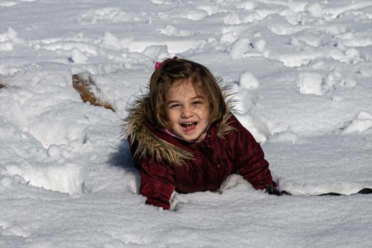 <p>Altınözü ilçesinde karın keyfini çıkaran 6. sınıf öğrencisi Berat Kocaoğlu, okulların tatil edilmesi nedeniyle sevinçli olduğunu ve arkadaşlarıyla birlikte karın tadını doyasıya yaşadığını belirtti.</p>
<p> </p>