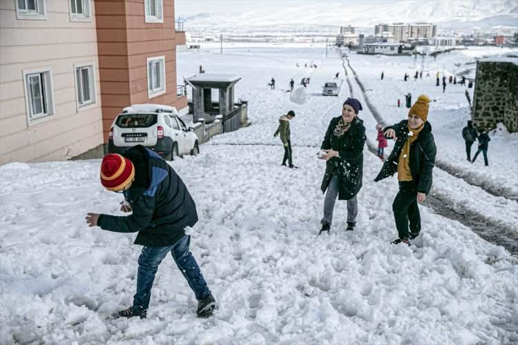 <p>Antakya'daki öğrenci Ömer Enes Avar ise okulların tatil olmasından ve kar yağmasından dolayı çok mutlu olduğunu ayrıca arkadaşları ile beraber oyunlar oynadığını kaydetti.</p>
<p> </p>