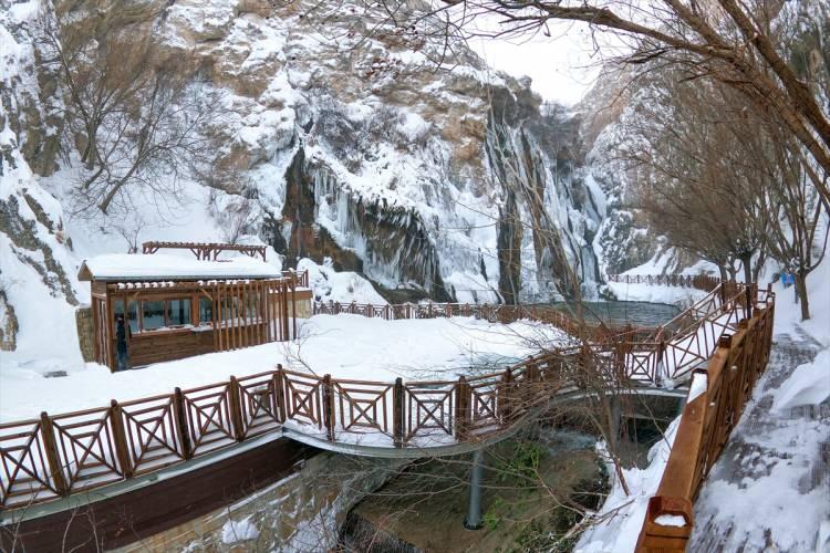<p><strong>Malatya'daki Günpınar Şelalesi beyaza büründü</strong></p>
<p>Malatya'da etkili olan kar, yılın dört mevsimi ziyaretçilerini ağırlayan Türkiye'nin 243. tabiat parkı ilan edilen Günpınar Şelalesi'ni de kapladı.</p>
<p> </p>
<p> </p>
