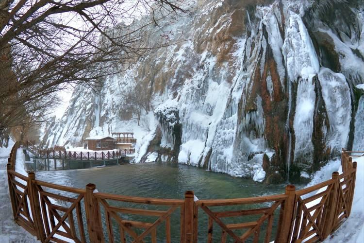 <p>Doğal oluşumu ve saklı kalmış yapısıyla ziyaretçilerine güzel manzaralar sunan Günpınar Şelalesi'nde, 40 santimetreyi bulan kar yağışının ardından kartpostallık görüntüler oluştu.</p>