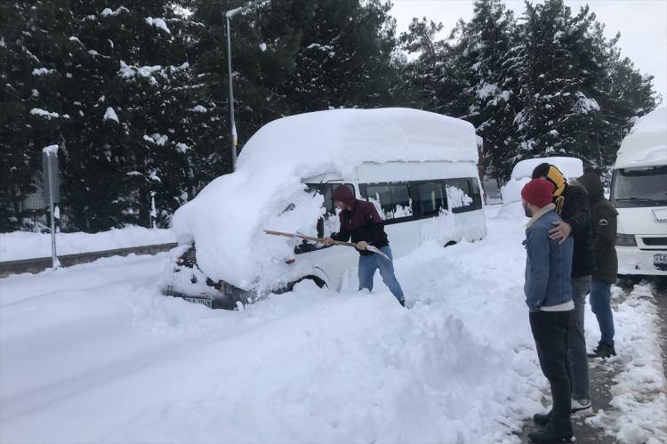 <p>Yüksek kesimlerde bir metre olarak ölçülen kar kalınlığı nedeniyle Kayseri-Kahramanmaraş kara yolunda ulaşım kontrollü olarak sağlanıyor.<br />
</p>