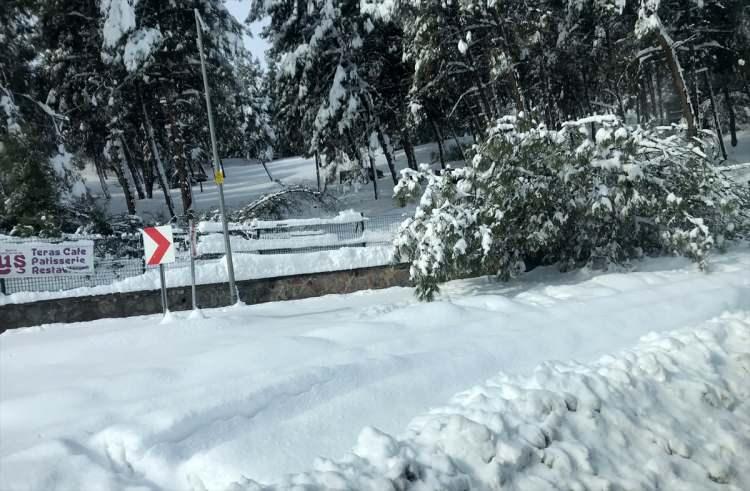 <p>Büyükşehir Belediyesinden yapılan açıklamada, dün sabah saatlerinde başlayan ve gece devam eden yağışın ardından kar kalınlığının ortalama 55 santimetreye ulaştığı aktarıldı.</p>
<p> </p>