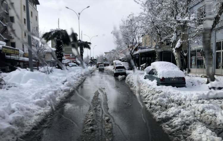 <p>Büyükşehir Belediyesi karla mücadele ekiplerince ana yolların ulaşıma açık tutulması için çalışmaların tüm hızıyla devam ettiği belirtilen açıklamada, "En son 2003 yılında merkezde 38 santimetre olarak ölçülen en yüksek kar, 19 Ocak 2022 itibarıyla ortalama 55 santimetreye ulaştı.</p>
