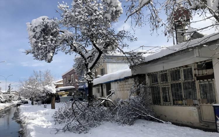 <p> Ekiplerimiz aralıksız çalışmalarına devam ediyor. Sorumluluk alanımızda herhangi bir aksamanın yaşanmaması için kar küreme, tuzlama ve buzlanma önleyici uygulamalarımız devam ediyor." ifadelerine yer verildi.</p>
