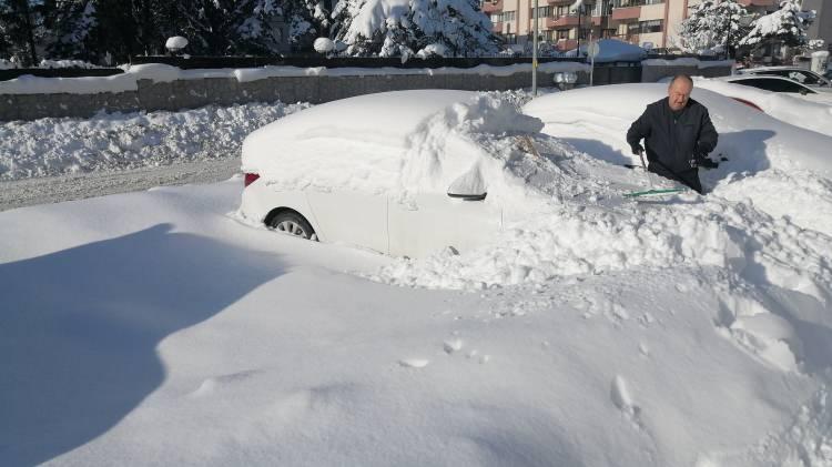 <p>Bolu’da, hafta başından itibaren aralıksız olarak devam eden kar yağışı kent genelinde hayatı olumsuz etkiledi.</p>

<p> </p>
