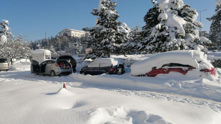 <p> Özellikle yüksek kesimlerde ve Bolu Dağı geçişinde etkili olan kar yağışı sebebiyle meydana gelen trafik kazaları ulaşımı durdurdu. </p>