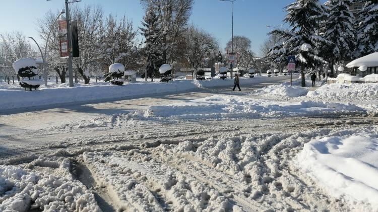 <p>Kara yolları ekipleri, İstanbul ve Ankara arasındaki en önemli geçiş güzergahı olan D100 Karayolu ve TEM Otoyolu Bolu Dağı geçişinde ulaşımın aksamaması için kar küreme ve tuzlama çalışmalarını aralıksız olarak sürdürdü.</p>