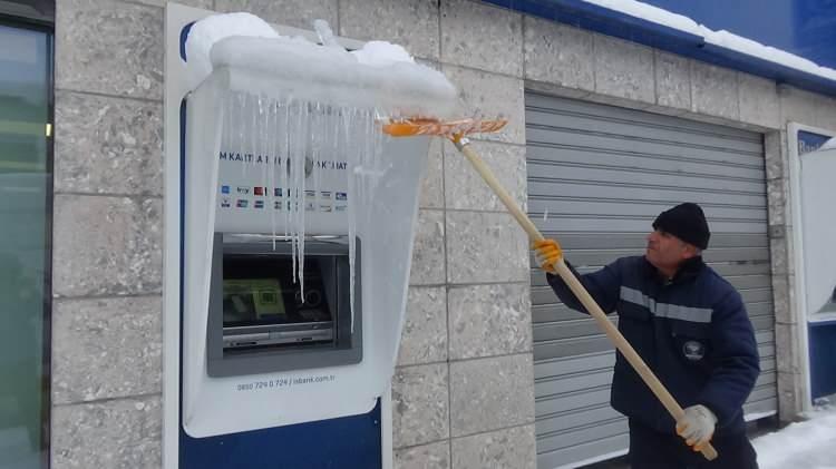 <p>Kapalı köy yollarıyla ilgili bilgi veren İl Özel İdaresi Genel Sekteri Şeyhmus Yentür, merkezde 96, Varto’da 80, Malazgirt’te 74, Bulanık’ta 55, Korkut’ta 30 ve Hasköy’de 17 köy yolu olmak üzere toplam 352 yerleşim birimiyle ulaşımın kesildiğini ifade etti.</p>