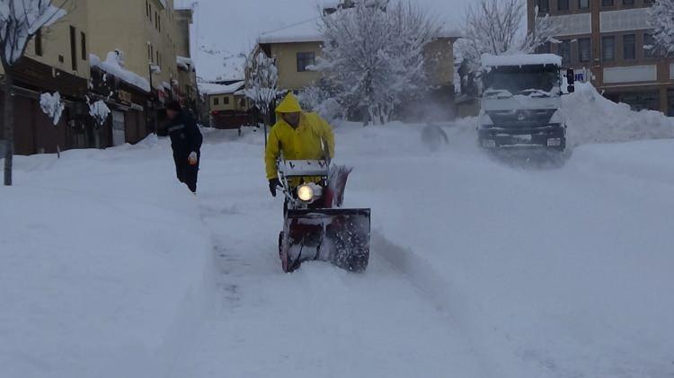<p><strong>Şehir merkezinde kar kalınlığı 57 santimetreye ulaştı</strong><br />
<br />
Meteoroloji İl Müdürlüğünden alınan verilere göre, kar kalınlığının 57 santimetreye ulaştığı şehir merkezinde araçlar kara gömüldü. </p>
