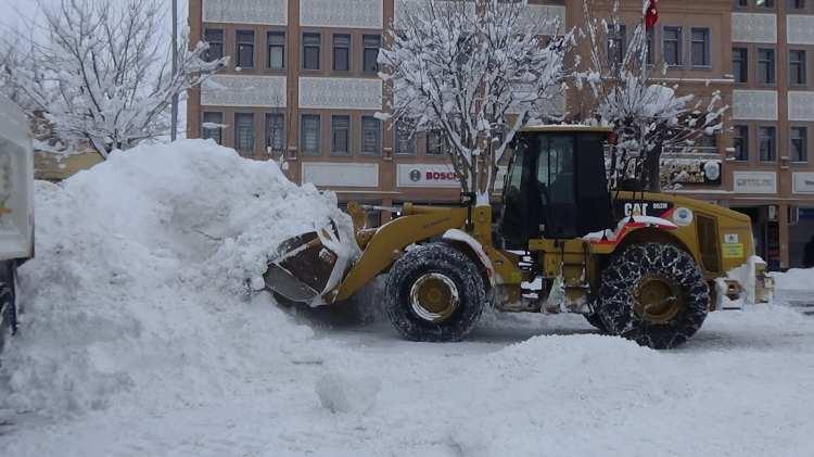 <p>Dondurucu soğuk nedeniyle çatılarda 2-3 metre uzunluğunda buz sarkıtları oluştu. Belediye ekipleri de yol ve kaldırımlarda temizlik çalışması başlattı.</p>
