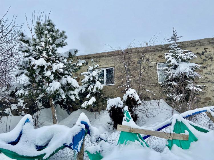 <p>Vatandaşlar evlerin çatısında ve kapı önünde biriken karları kendi imkanlarıyla temizleye çalışırken, ortaya kartpostallık manzaralar çıktı.<br />
 </p>
