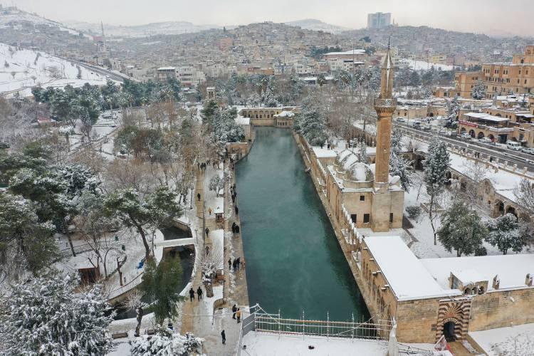 <p><strong>Beyaza bürünen Balıklıgöl havadan görüntülendi</strong></p>

<p>Şanlıurfa'da etkili olan kar yağışı, dünyanın en büyük doğal akvaryumu olan Balıkgöl’ü beyaza bürüdü. </p>
