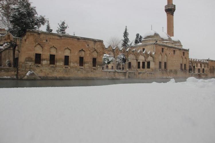 <p>Şanlıurfa'da etkili olan kar, tarihi Balıkgöl Yerleşkesini beyaza bürüdü. Kentte dün yüksek kesimlerde görülen kar yağışı, gece saatlerinden itibaren şehir merkezinde de etkili olmaya başladı. </p>

<p> </p>
