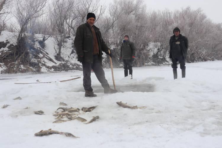 <p>Sonra 50 ile 60 metre uzaklıkta belli noktalarda buza vurarak balıkları yakalamaya çalışıyoruz. </p>
