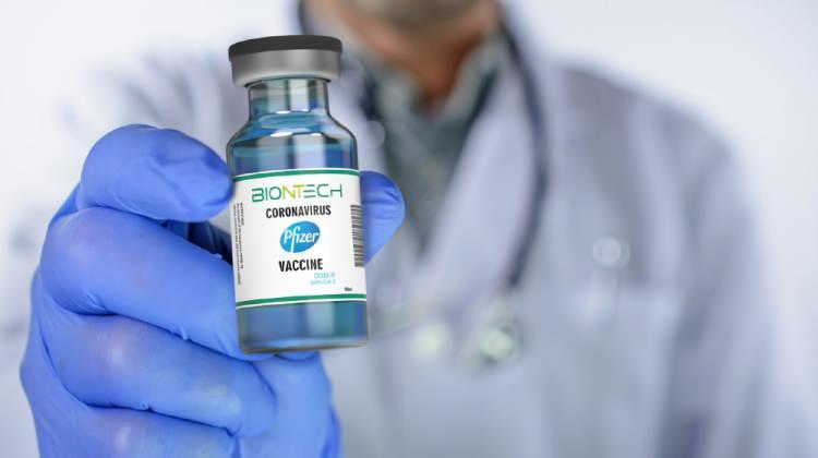 <p>Saygın tıp dergisi Lancet’te yayınlanan araştırmada Türkiye’de de kullanılan Pfizer/BioNTech aşısının üçüncü dozunun Omicron varyantı karşısındaki etkisi mercek altına alındı.</p>
