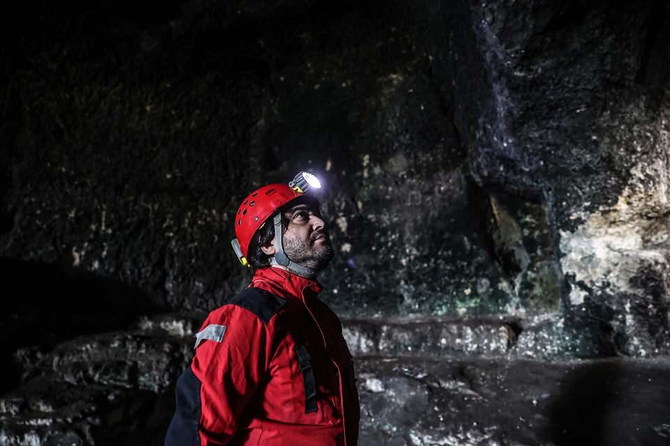 <p>On binlerce yılda damlayan sudaki kireç ile oluşmuş sarkıt ve dikitleri de kırıyorlar. Bunların oluşumu da maalesef çok yavaş. </p>