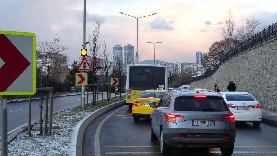 <p><strong>“Soğuktan dolayı arızalanmış olabilir, işe gidiyoruz”</strong><br />
<br />
Vatandaşlardan Ercan Savcı, “Otobüs arızalandı, açıkçası pek bir sorun yok. Olur böyle şeyler. Tahliye olduk, takviye otobüs geliyor. Soğuktan dolayı da arızalanmış olabilir, işe gidiyoruz, yarım saatliğine geç kalmış oluyoruz” dedi.</p>
<p> </p>