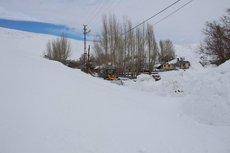 <p> Kar kalınlığının yüksek kesimlerde 1 metreyi aştığı ilçede tek katlı evler ile ahırlar, kar altında kaldı. </p>
