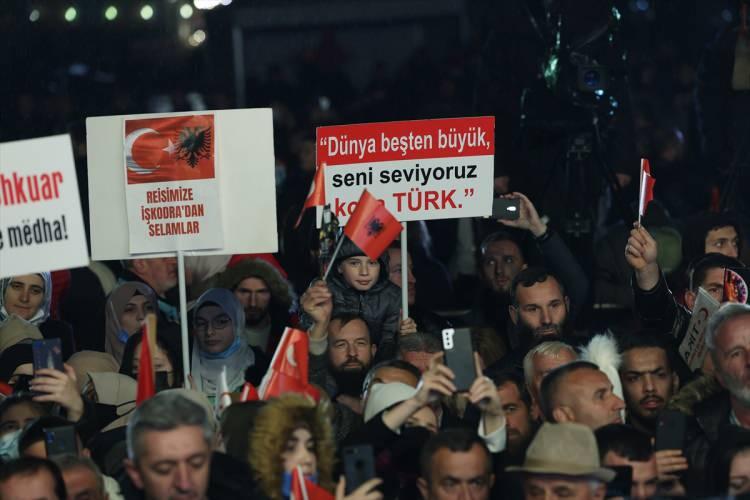 <p><strong>"TİKA marifetiyle 1996 yılından bu yana 546 projeyi hayata geçirdik"</strong></p>
<p>Türkiye olarak kültürel mirasa ait eserleri ihya etmenin yanı sıra Arnavutluk’un kalkınmasına da destek olmaya önem verdiklerini belirten Erdoğan, "Bu kapsamda TİKA marifetiyle 1996 yılından bu yana 546 projeyi hayata geçirdik. İnşallah bundan sonra da Arnavut halkının yanında olmayı sürdüreceğiz. Fevkalade bir durum olmaması halinde inşallah ramazana kadar Namazgah Camii'ni de bitireceğiz. Balkanlar'da Türkiye ve Arnavutluk’un yakın, samimi, etkin iş birliğiyle üstesinden gelinemeyecek hiçbir mesele olmadığına inanıyorum. Değerli dostum Başbakan Edi Rama ile birlikte inşallah bu tür eserlerimizi bir an önce hayata geçirmenin kardeşliğimizin bir gereği olduğuna inanıyorum." ifadelerini kullandı.</p>