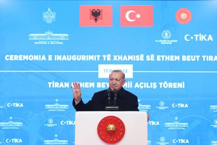 <p>Ethem Bey Camisi'nin hayırlı olmasını dileyen Erdoğan, restorasyon sürecine verdikleri destek için Başbakan Rama'nın şahsında Arnavutluk bakanlarına şükranlarını sundu.</p>
<p> </p>

