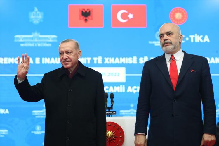 <p>Erdoğan, "Bu güzel camide edilecek duaların, yapılacak ibadetlerin Hak katında kabul ve karin olmasını niyaz ediyorum. Rabbim bizi sevgisiz, susuz, havasız, vatansız, aynı zamanda mabetsiz, minaresiz, ezansız bırakmasın." dedi.</p>
<p> </p>