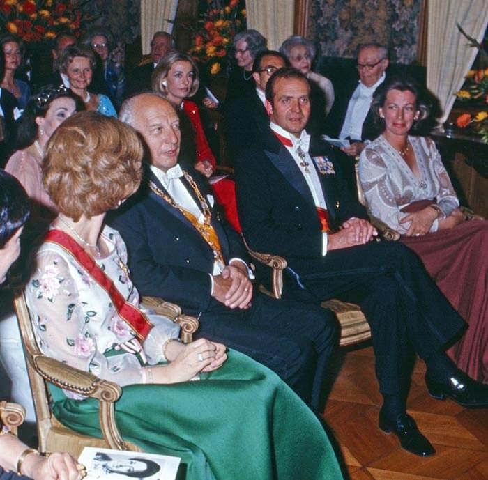<p>Tam 45 yıl önce eski kraliçe Sofia'nın 1977'de Almanya ziyaretinde kullandığı kıyafetini tercih eden Kraliçe bu hareketiyle taktir topladı. </p>
