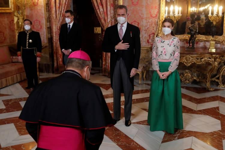 <p>Tarzı ve giyimi konusunda sürekli olarak gündem olan Kraliçe Letizia, eşi Kral Felipe'nin başkent Madrid'deki Zarzuela Sarayı'nda büyükelçilere yeni yıl resepsiyonuna kayınvalidesinin kıyafetiyle katıldı.  </p>
