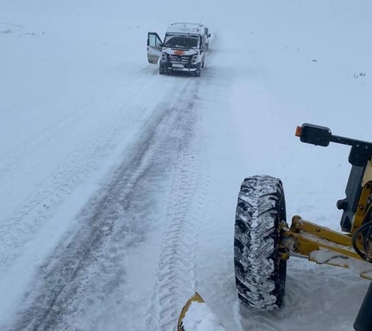 <p>Genç-Diyarbakır kar yolu Tapantepe mevkisi trafiğe kapandı, kış tedbirlerine uymadan yola çıkan 30 TIR güvenli bölgelerde bekletildi.</p>

<p> </p>

<p>Diyarbakır yolunda 100, Elazığ yolunda 25 ve Muş yolunda 20 kişiye Kızılay ve AFAD ekiplerince kumanya sevk edildi. Mahsur kalan 46 vatandaşın da konaklama ihtiyacı karşılandı.</p>
