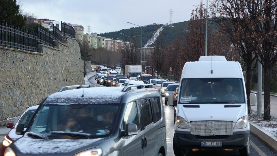 <p>İETT şoförü ise soğuk havada yolcuları indirmek zorunda kaldı. Cadde üzerinde bir sonraki sefer hattını bekleyen yolcular aynı güzergahta sefer yapan diğer otobüslere binerek yolculuklarına devam etti. </p>